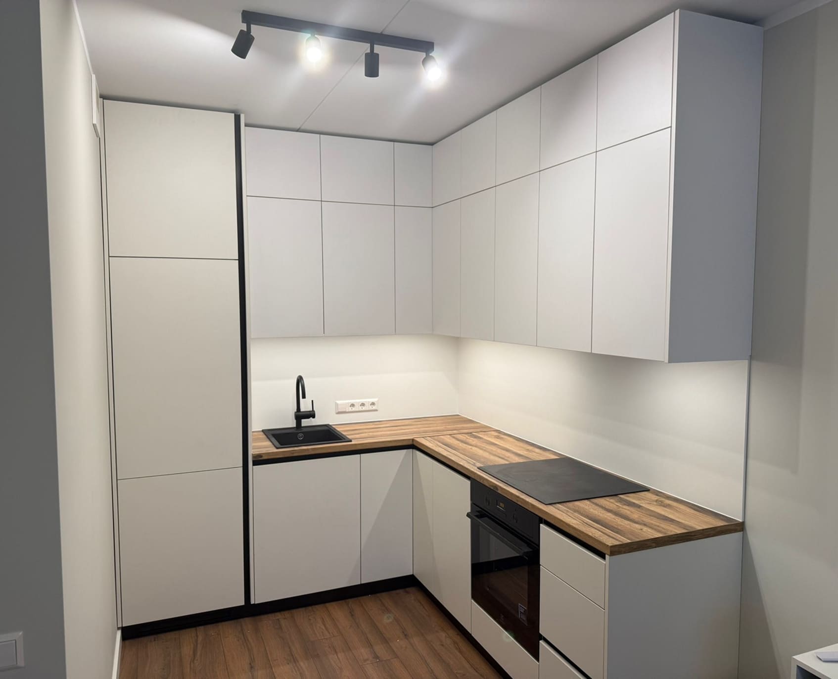 {{ images.ZIOYVLzrdR.alt }}